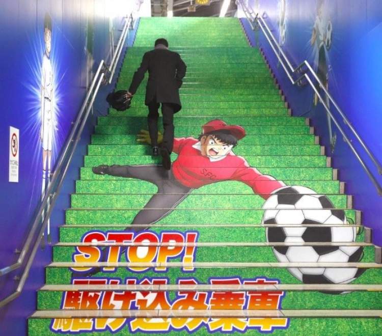 《足球小将》主题车站现身东京，西班牙足球巨星伊涅斯塔亲自揭幕