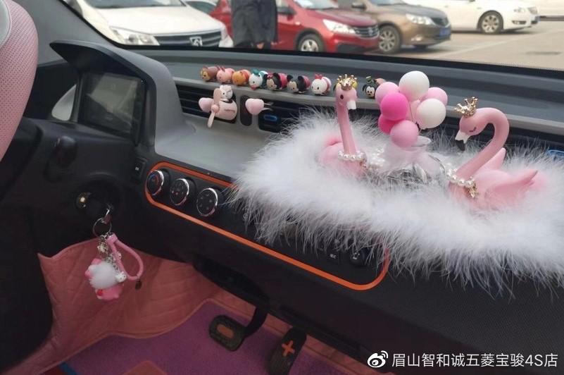 五菱宏光mini走街头,五菱宏光minievgameboy版试驾