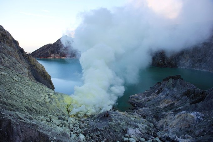 沐浴硫磺，追寻蓝火——印尼宜珍火山
