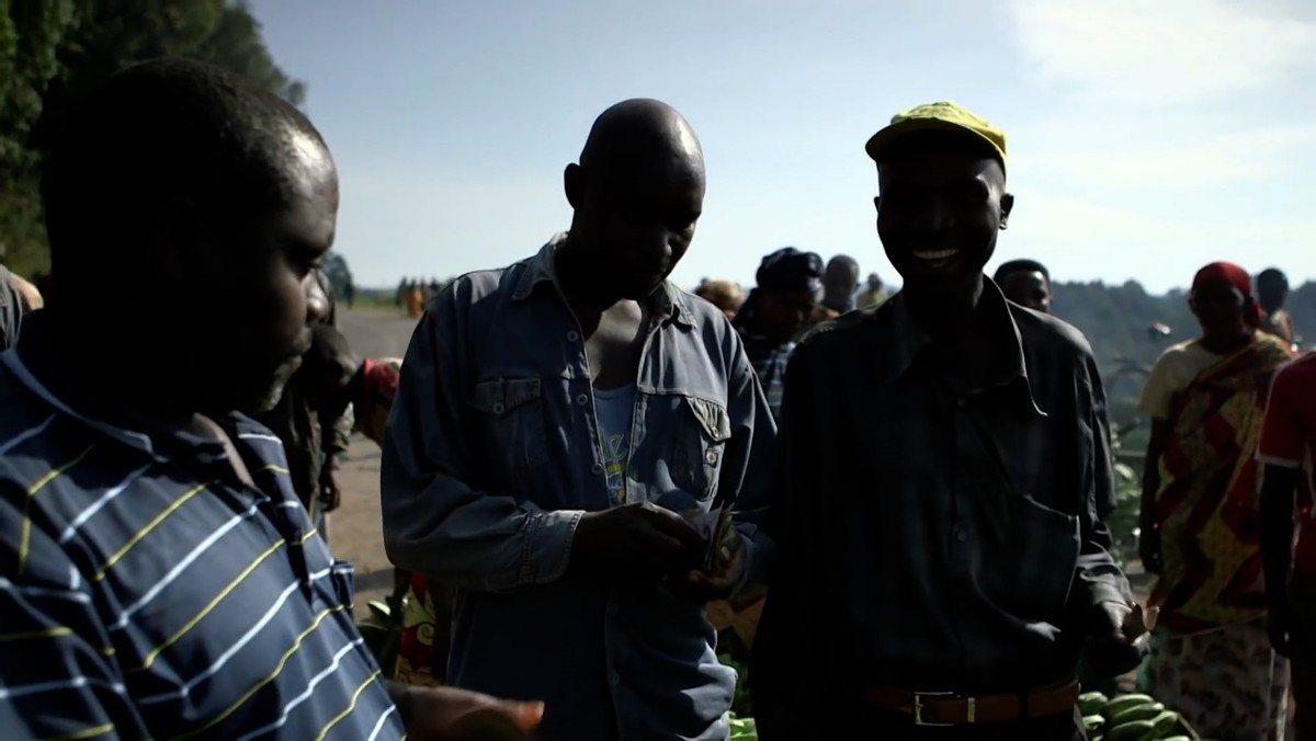 非洲布隆迪的赚钱天才,骑着自行车运香蕉扒车门,满身绝活无人敌
