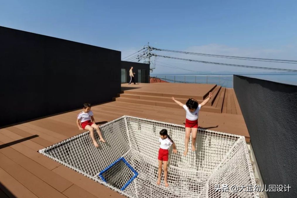这所面朝大海的幼儿园，没有玩具，但幼儿园本身就是最好玩具