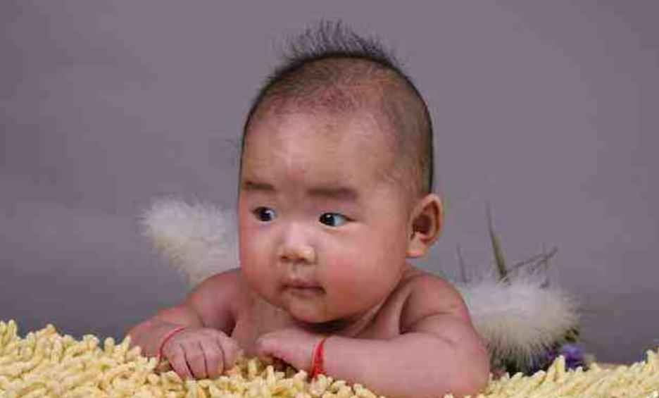 满月宝宝睡觉哼唧哼唧的怎么回事,新生儿哼唧哼唧的不睡觉什么原因