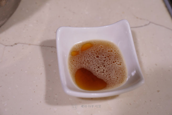 煎牛排爆油怎么办,煎牛排放黑胡椒容易糊吗