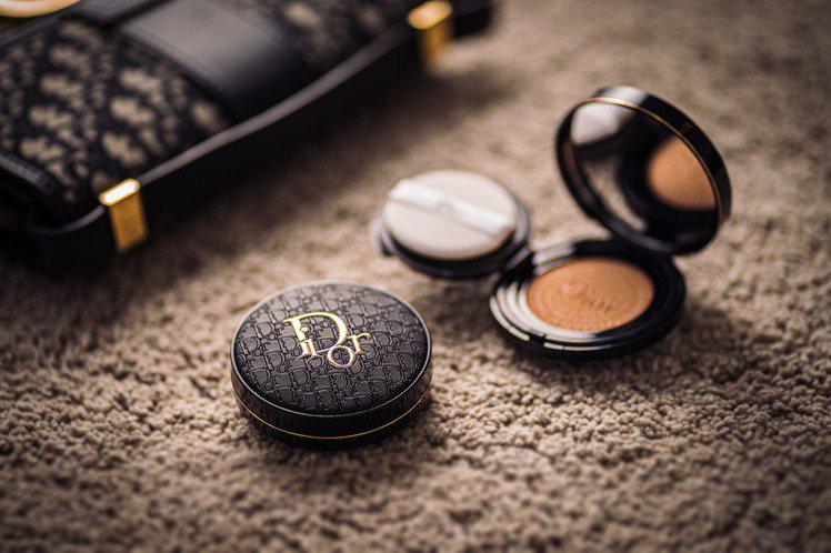 又被烧！雾黑Dior缇花压印气垫粉饼低调奢华，元旦开抢