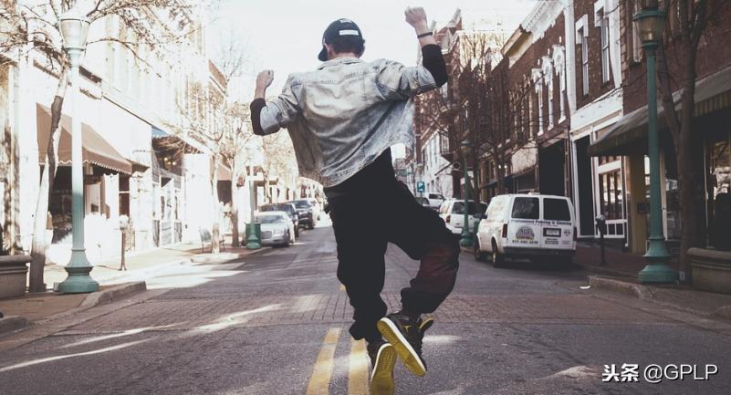 万亿级市场的潮牌市场，追的就是一种范