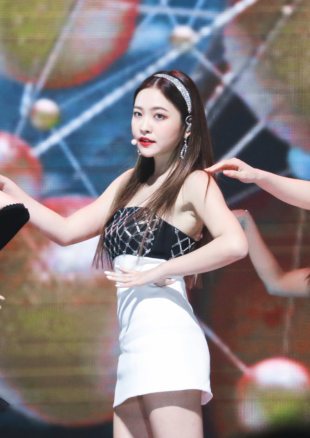 她是韩国大势女团忙内，穿宝蓝牛仔连体裤出镜，背头更显精致五官