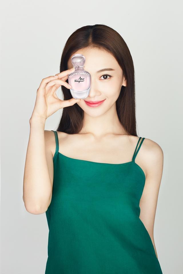 吴谨言正式成为菲拉格慕全新我爱菲拉格慕女士香水品牌大使