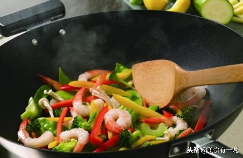 为什么饭店里用铁锅炒菜从来不粘锅？今天终于知道了，涨知识