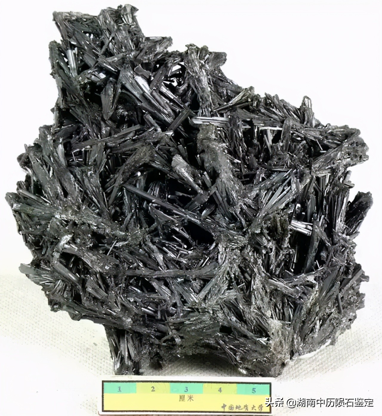 月球陨石与地球矿石的区别,月球陨石和矿石有什么区别