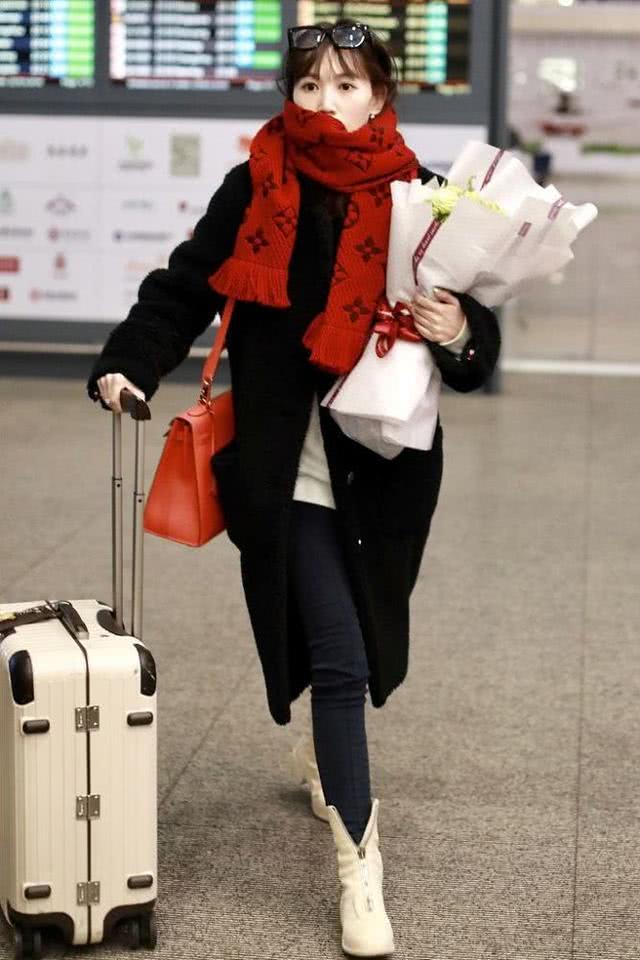 马蓉现身机场全黑造型墨镜遮面 (马蓉戴红围巾笑容满面获粉丝送花)