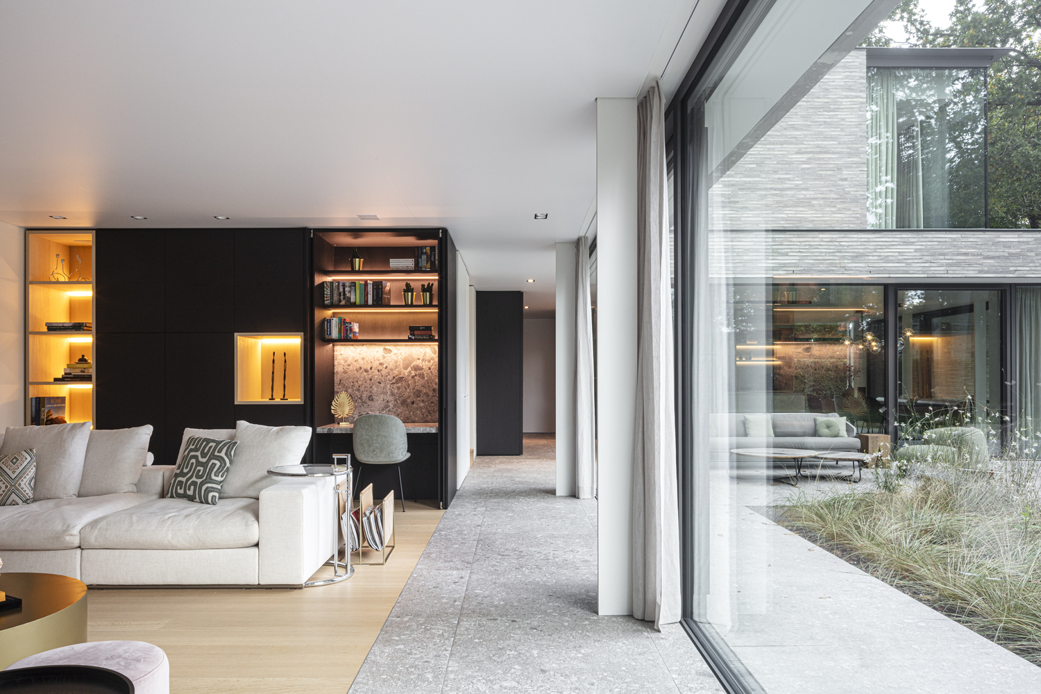 住宅设计：整个一楼都做成了落地窗，这栋别墅的结构太特别了