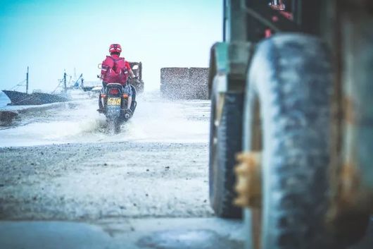 双十一快递收到好物,双11快递正在签收