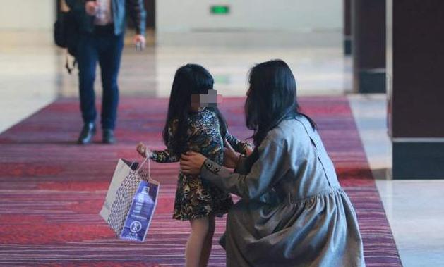 “妈妈，同桌总是摸我”，妈妈这么做，挽救了女儿的未来