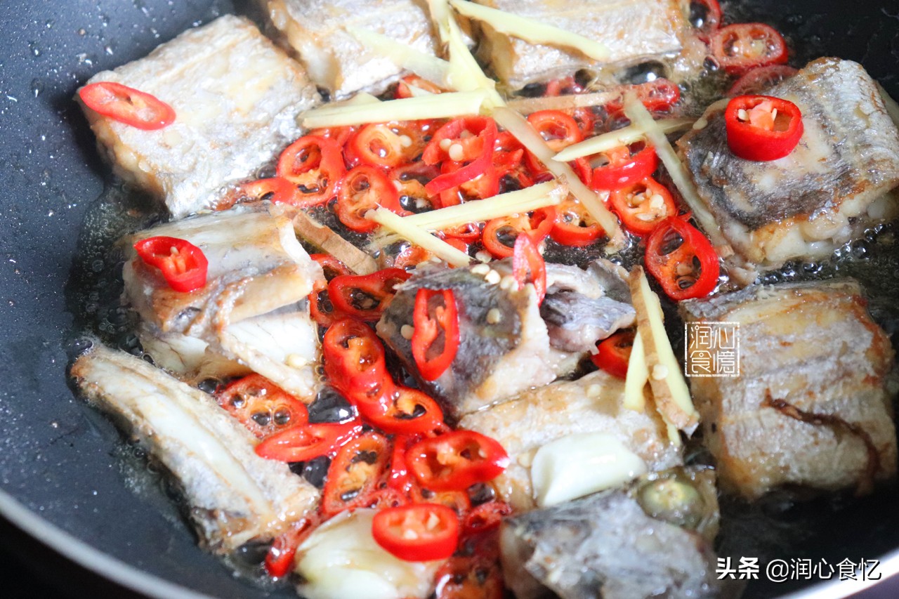 裹上面粉煎带鱼不粘锅不破皮,煎带鱼吃怎么样才能让带鱼不粘锅