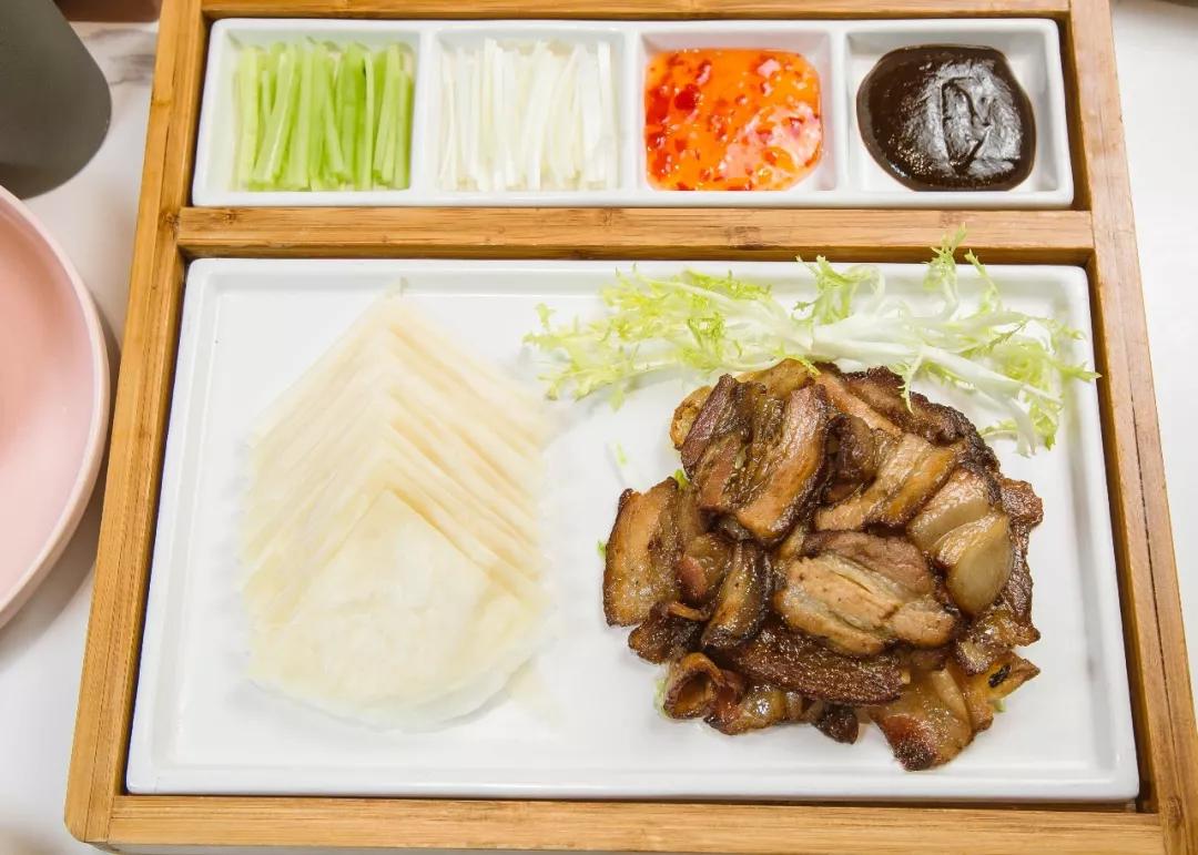 在“卡通乐园”吃“瘦瘦鱼”，一份大过脸盆，居然不到50元