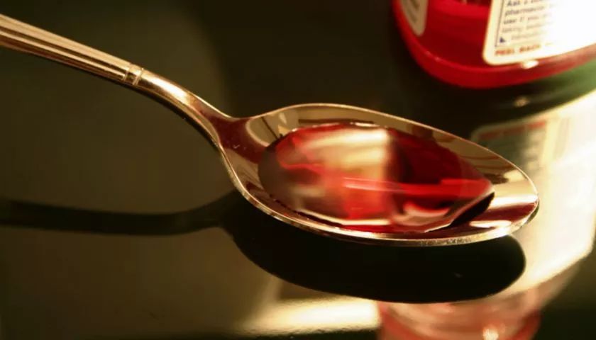 男子爱吃感冒药10年吃了3万粒,小伙吃过量感冒药