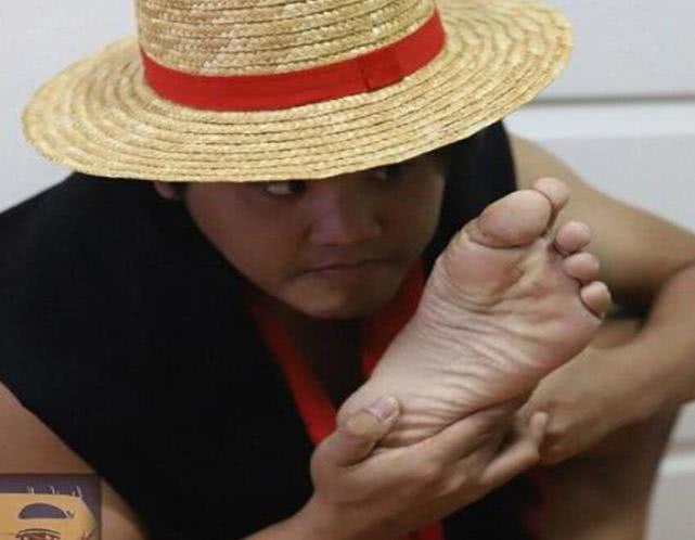 泰国小哥用脚cos,国外漫展神级cos二挡路飞