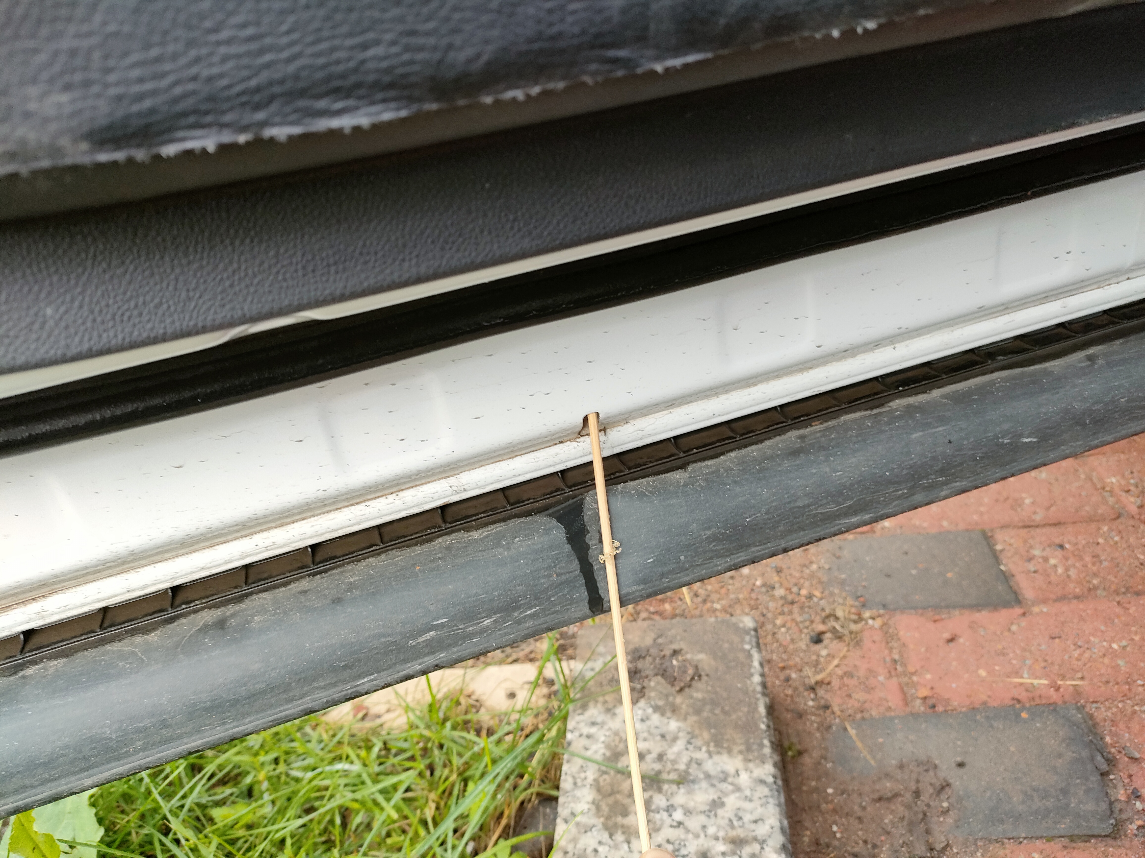 小东西的用处,车门底部排水孔生锈处理方法