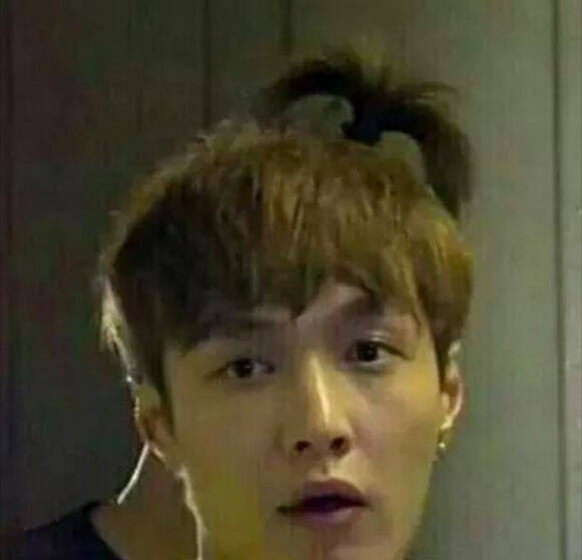 肖战王一博最近一次同台图片,肖战王一博错位时空