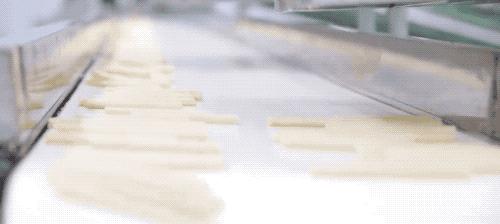 卖辣条的抠脚大汉,辣条是抠脚大汉的脚踩出来的吗