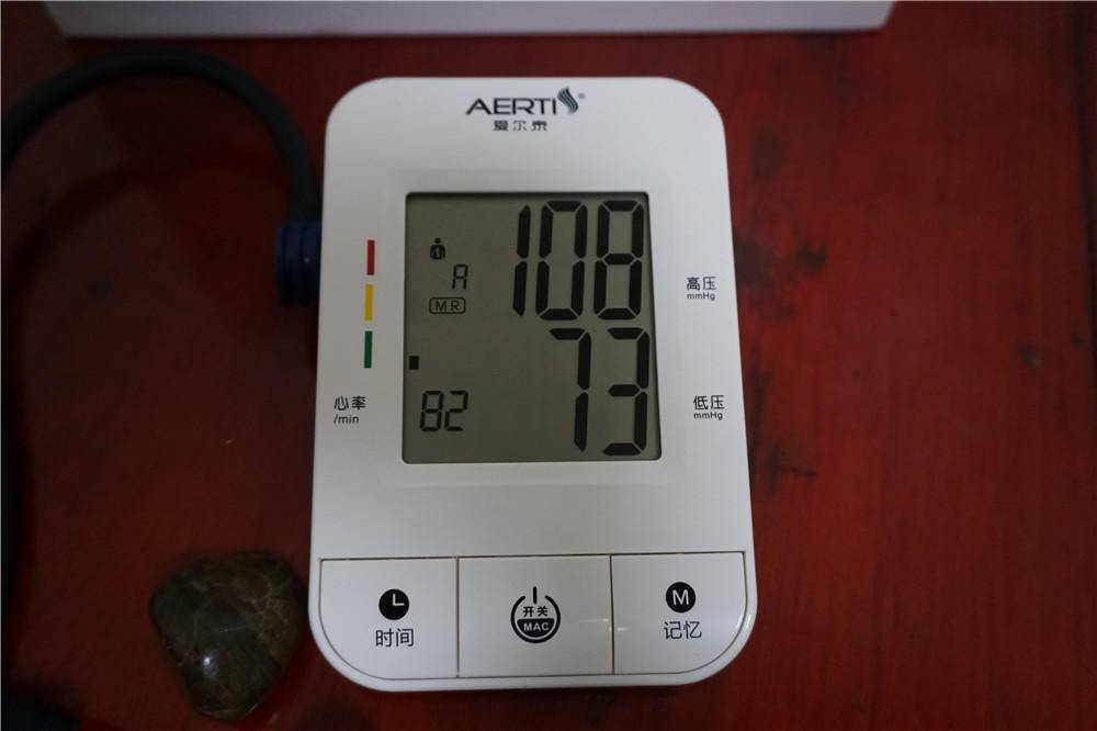 长坤手臂式智能电子血压计,爱尔泰血氧仪