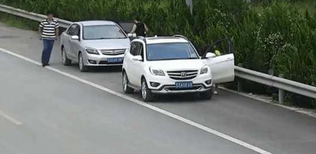 高速堵车小便怎么解决,高速堵车突然内急怎么办