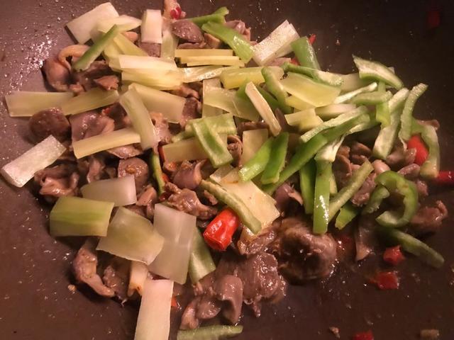 干煸鸡胗香脆可口一点腥味都没有,炒鸡胗不辣做法