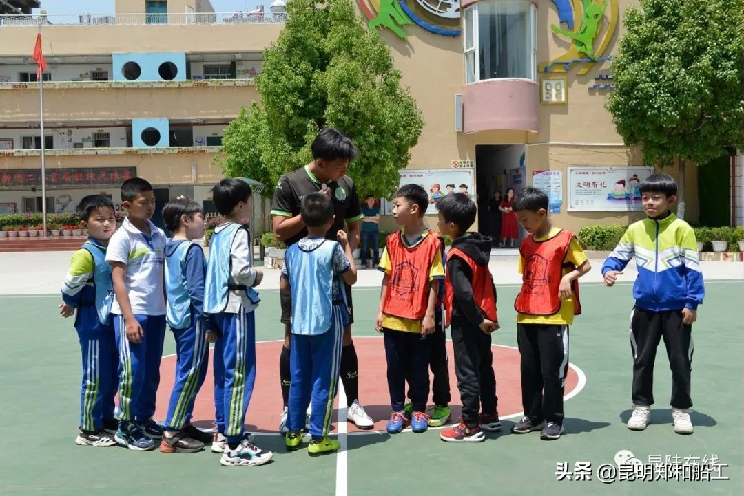 有限的场地无限的足球--新迎二小首届昆陆敦搏杯班级足球联赛开幕