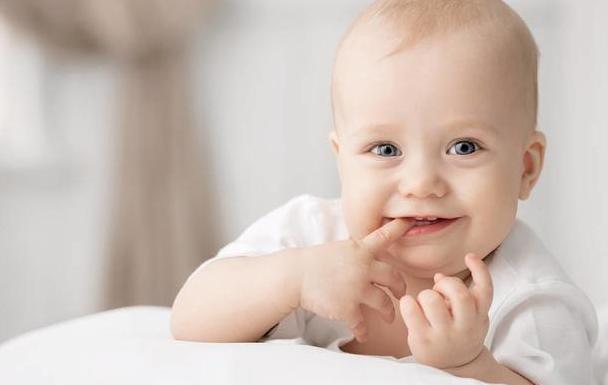 小孩儿嘬手指会导致什么,三个月宝宝一直嘬手指要不要干预