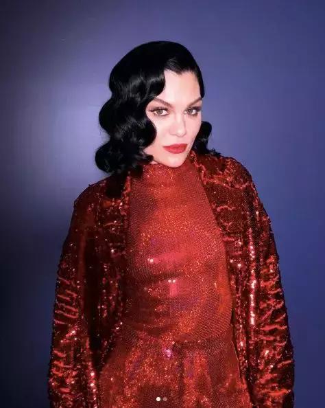 粉色打底适合什么颜色的外套,最适合女生的颜色