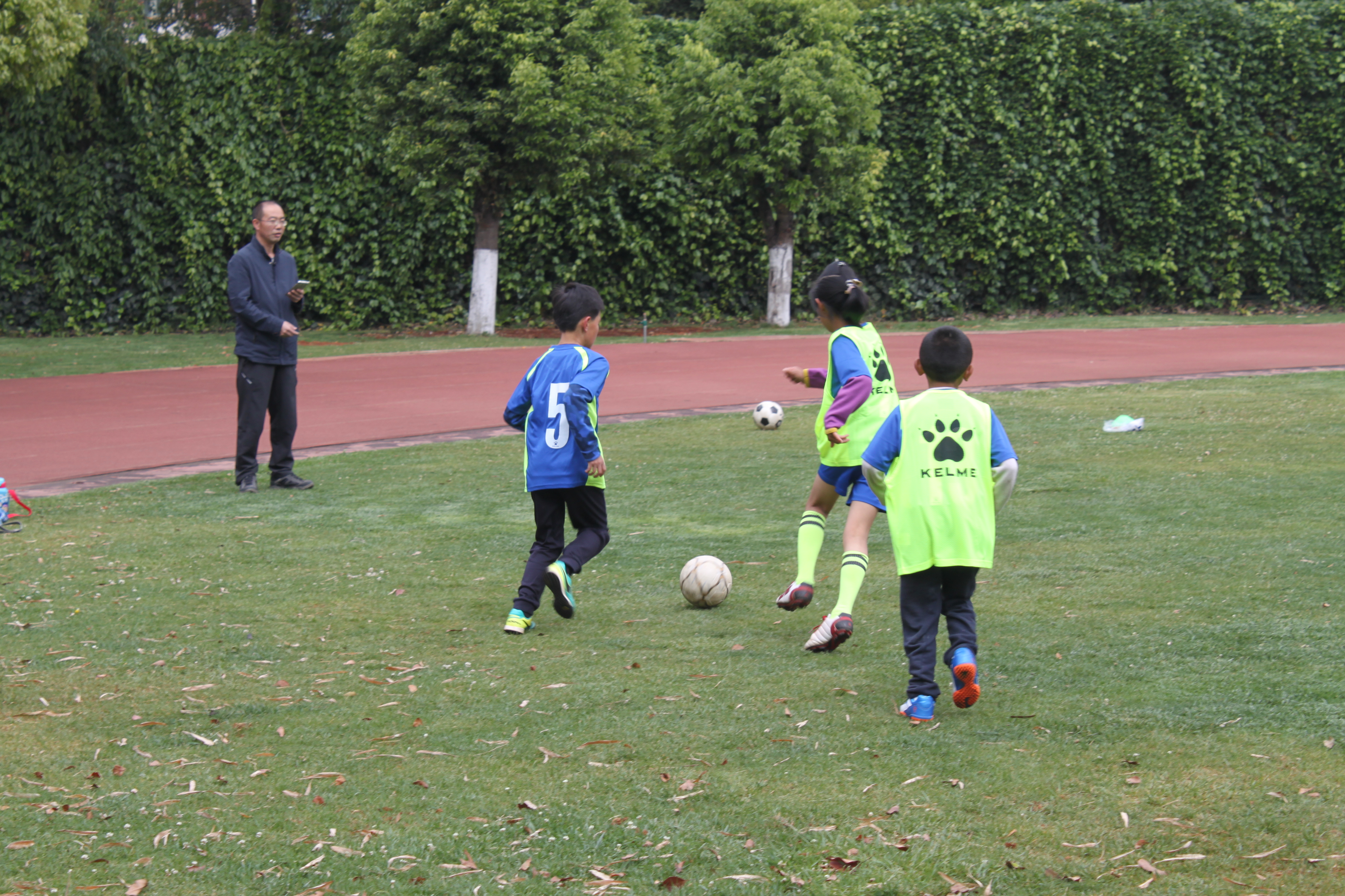 零基础的小朋友怎么教踢足球,昆明足球成人训练