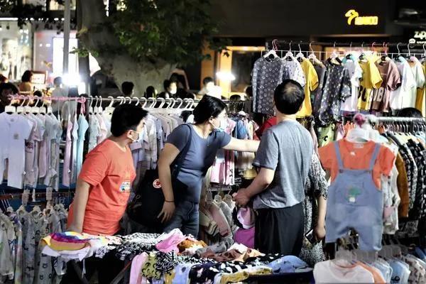 美女摆地摊卖牛奶赚百万,女子摆地摊年入百万