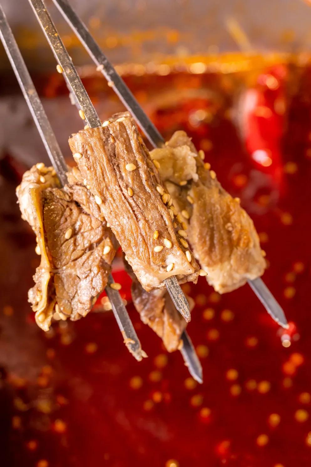 只此一家的牛腩串串火锅C位出道，19块9请你放肆开涮