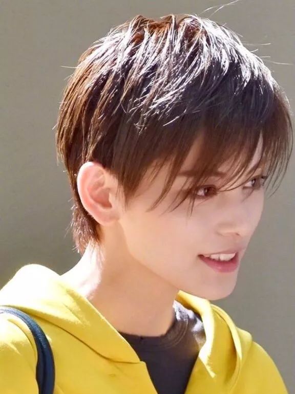 宝冢歌剧团男役可爱片段,宝冢歌剧团男役展示魅力