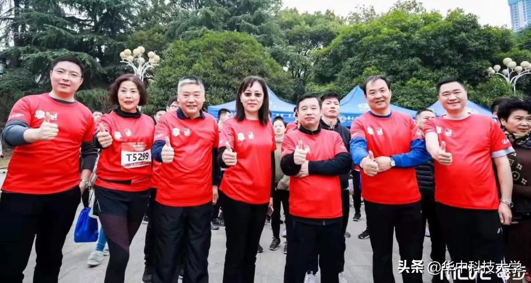 校园马拉松感受青春力量,在教室看同学田径比赛