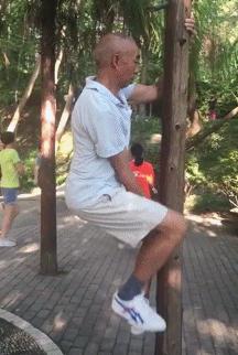 闺蜜生日送蛋糕还是送礼物呢,闺蜜过生日给他送什么零食好呢