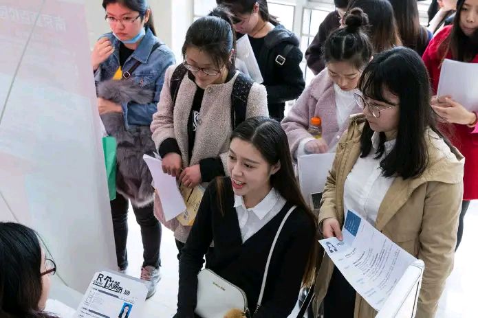 真开心！本以为上了普通本科院校无出路，没想到被*草烟**公司录用！