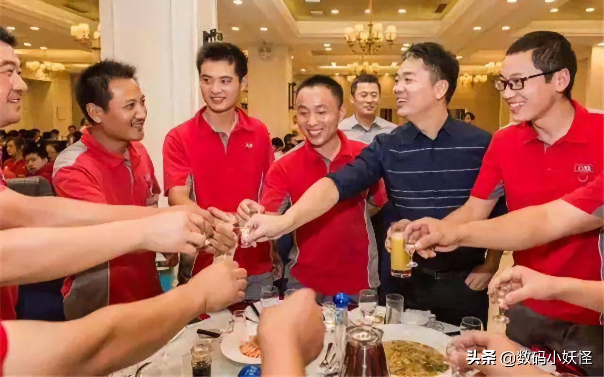 刘强东老照片曝光，白手起家打造京东“电商帝国”，最终无奈离场