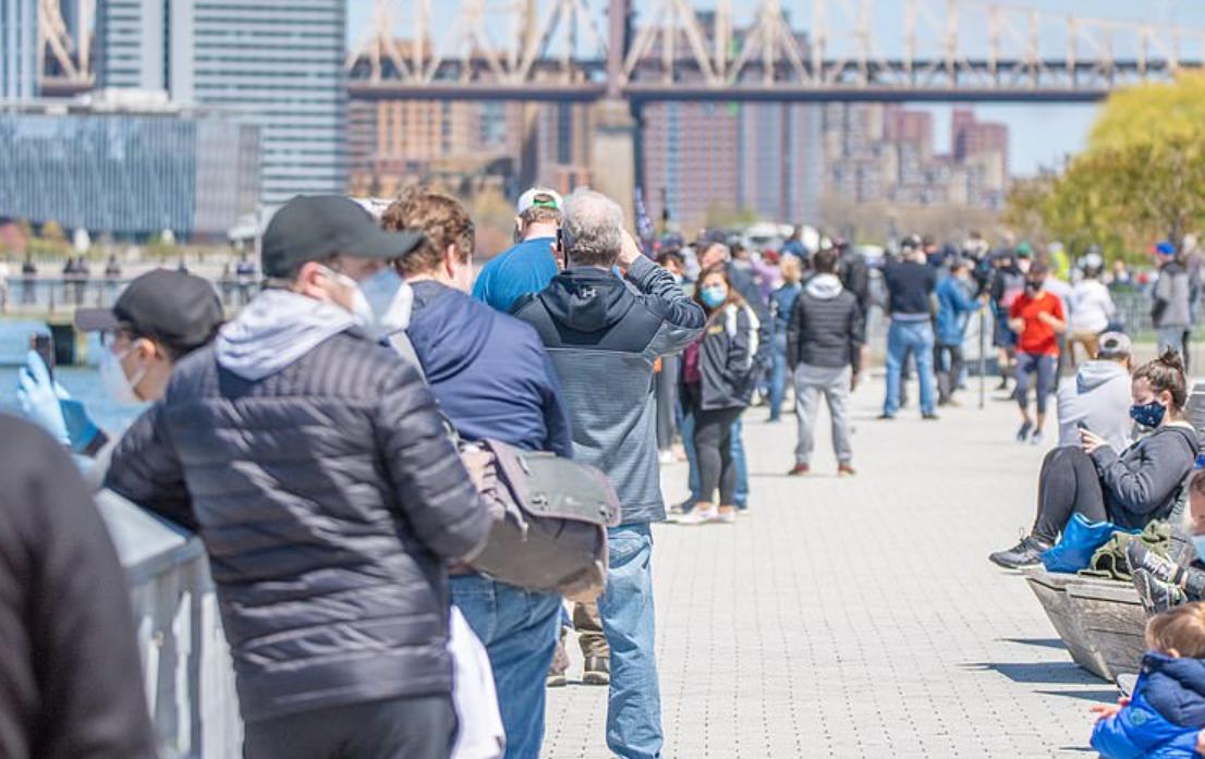 上万美民众无视病毒聚集,兴奋看飞行表演,飞机还飞过自由女神像