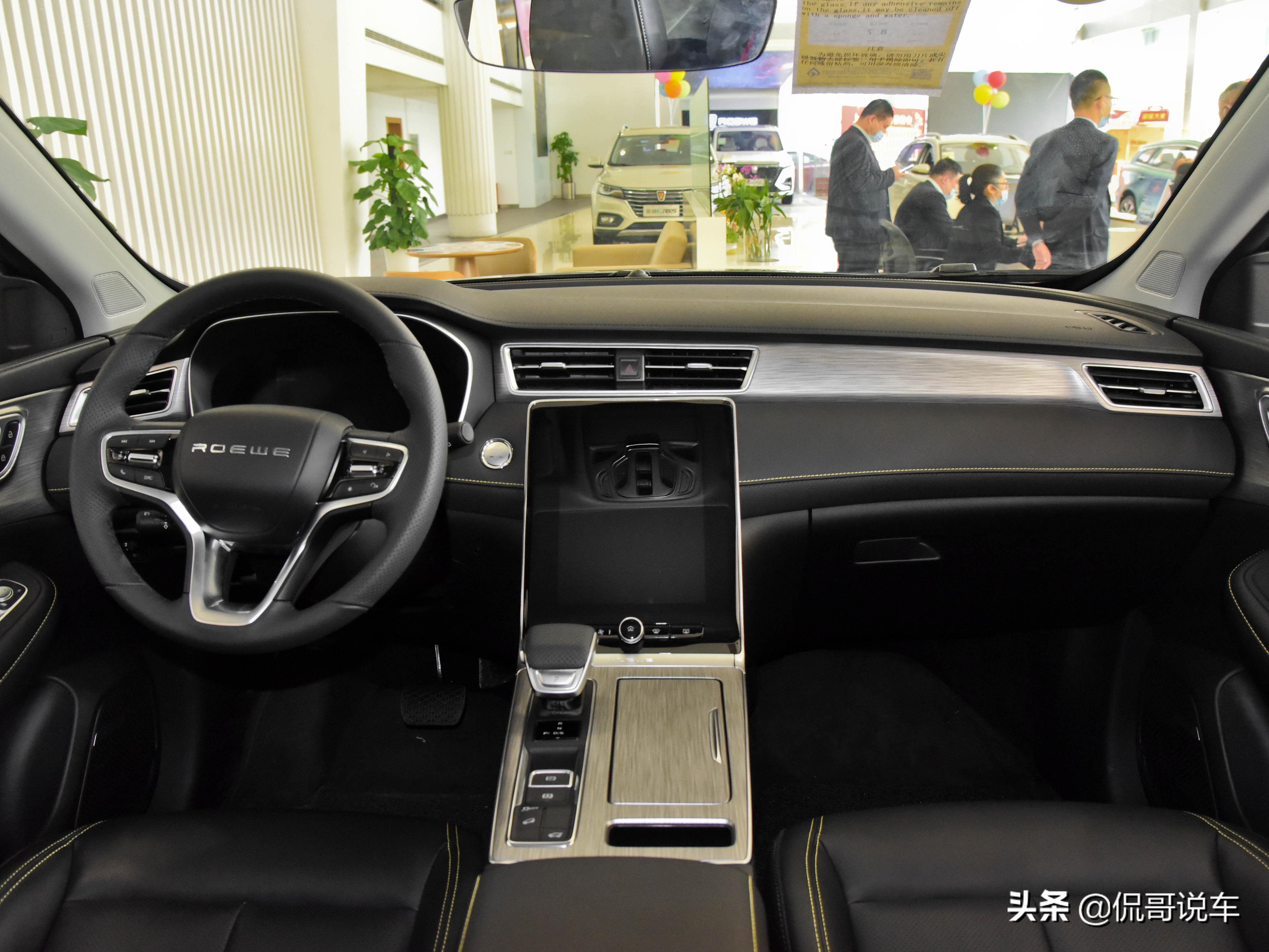 油耗6.8L，大屏配置多，大空间主流紧凑型SUV，带你看荣威RX5