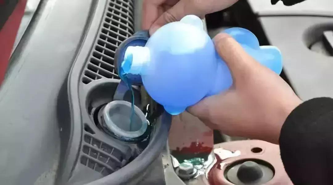 用玻璃水对车有影响吗,用玻璃水伤车吗