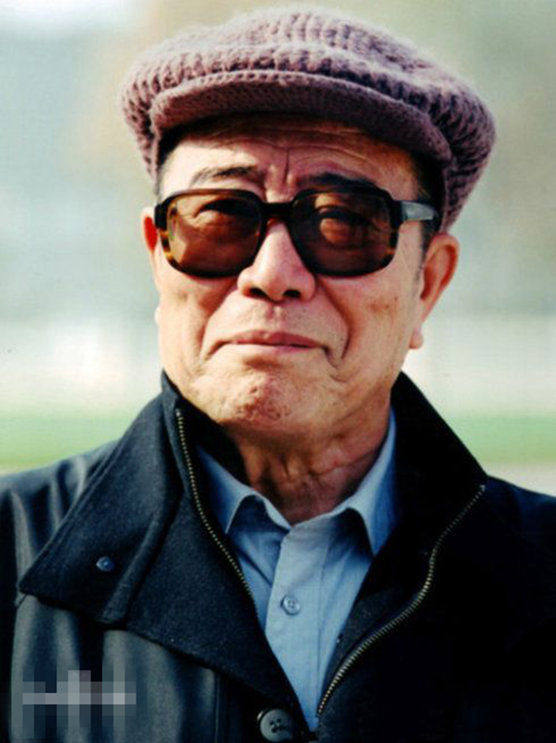 他以饰演*队军**高级指挥员著称，花甲之年为《西游记》猪八戒配音