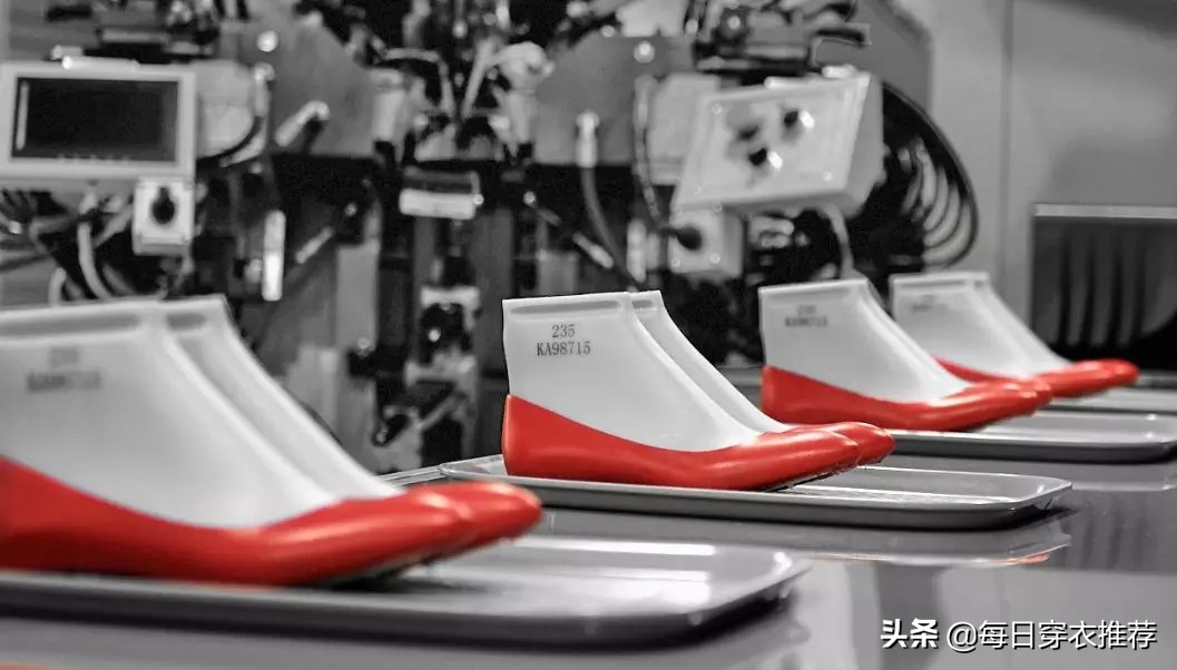 鞋子穿软底的好还是硬底的好,怎么挑选鞋穿着最舒服不累脚