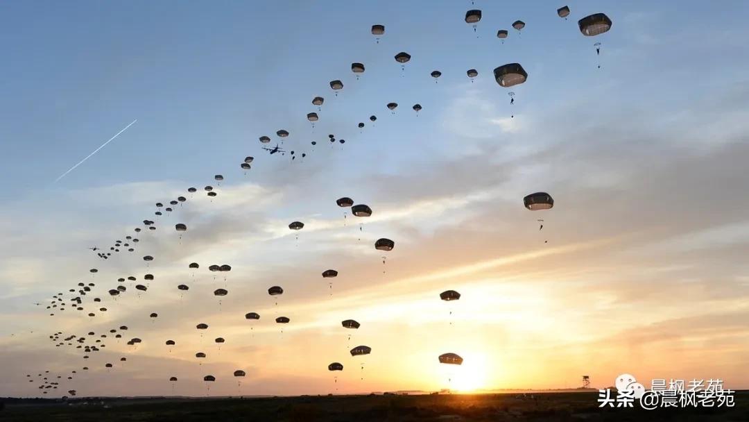 我军空降兵跳伞视频,解放军空降兵大规模跳伞