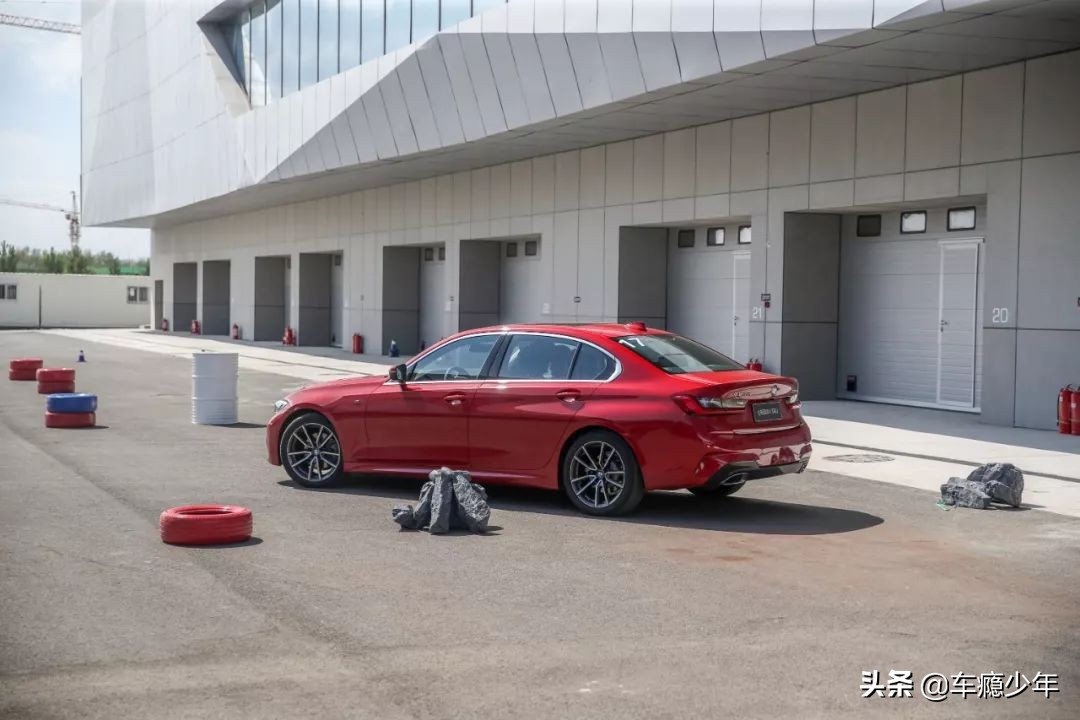 宝马3系入门版多少钱,2018款宝马3系320lim运动曜夜版