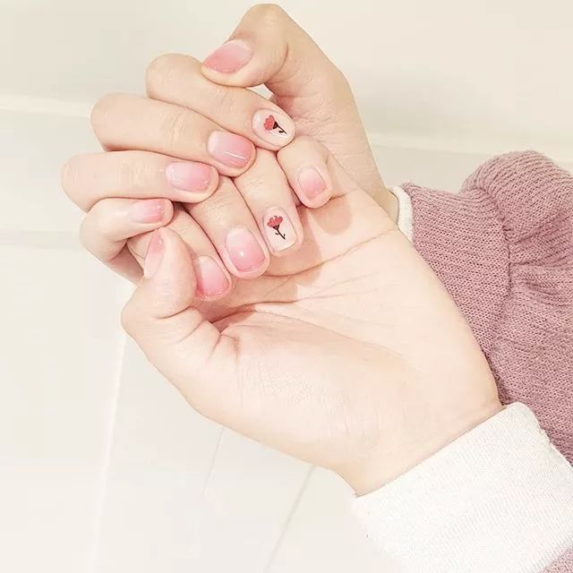 粉嫩渐变果冻唇,无美颜无滤镜的果冻甲