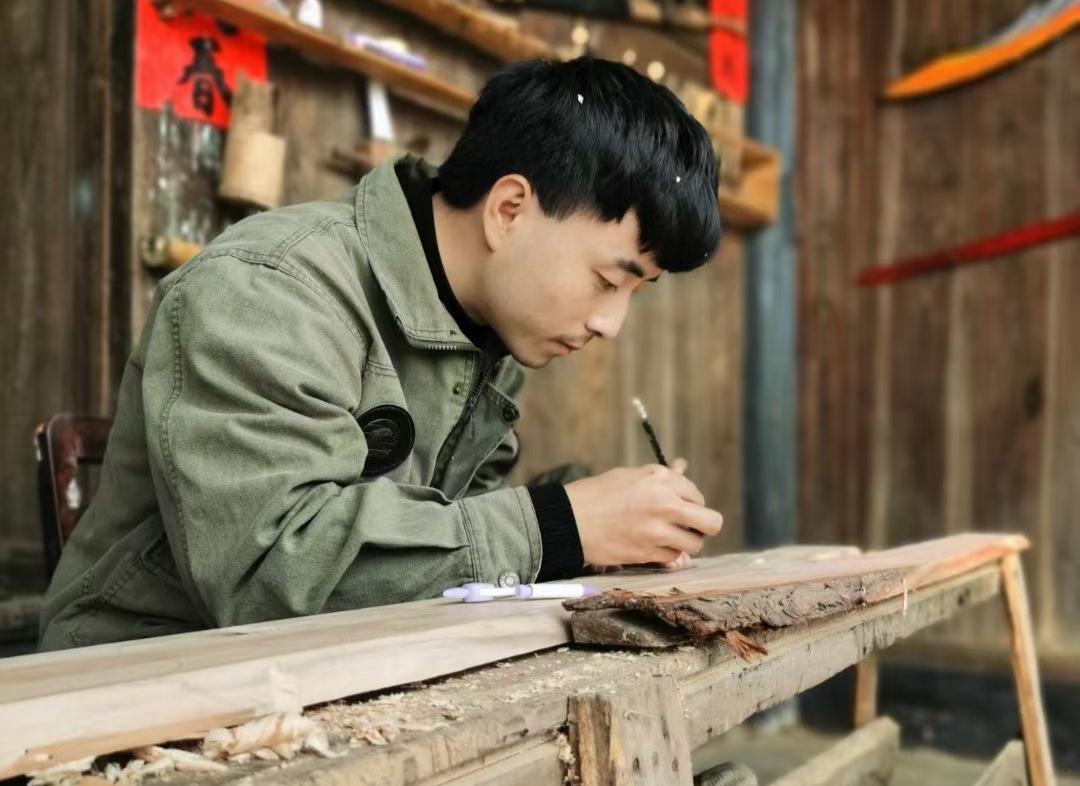 90后小伙用木头造嫦娥五号,木匠小伙打造嫦娥5号