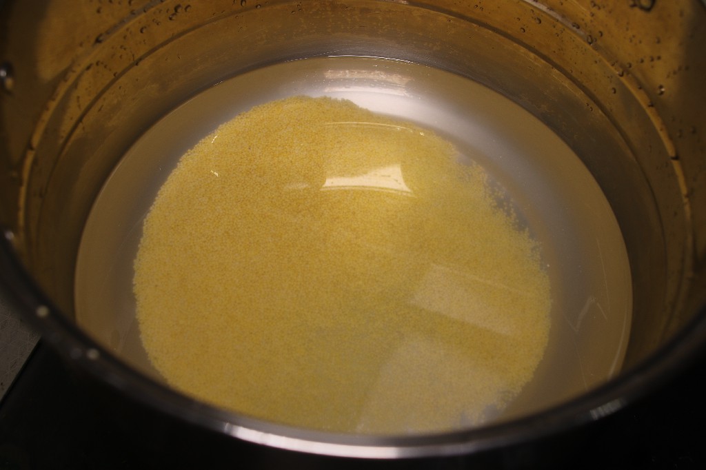 熬小米粥怎样不溢锅,熬小米粥别直接加水