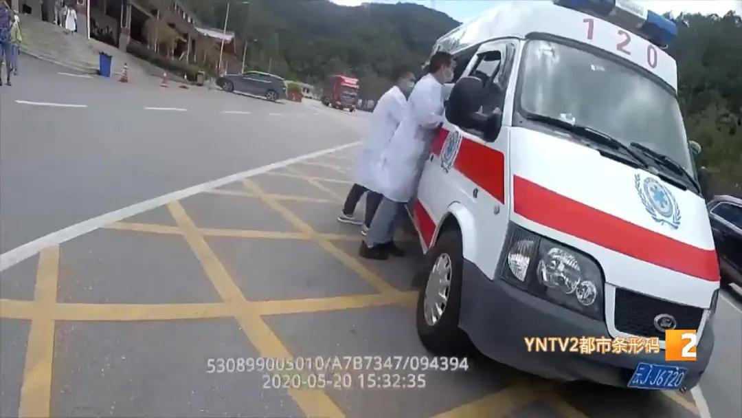 老人突然倒地抽搐路过护士急救,老人突然抽搐失去意识后又恢复