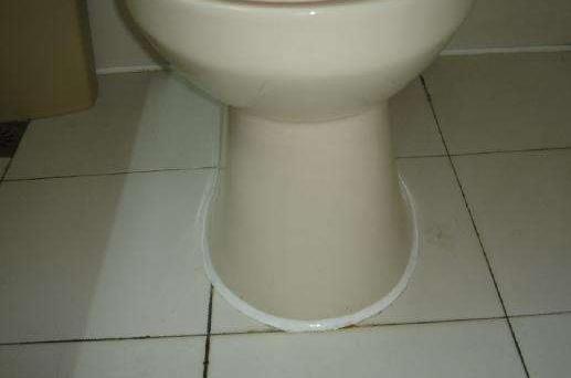 卫生间马桶底部发黑怎么处理,厕所马桶有黑色的水渍怎么办